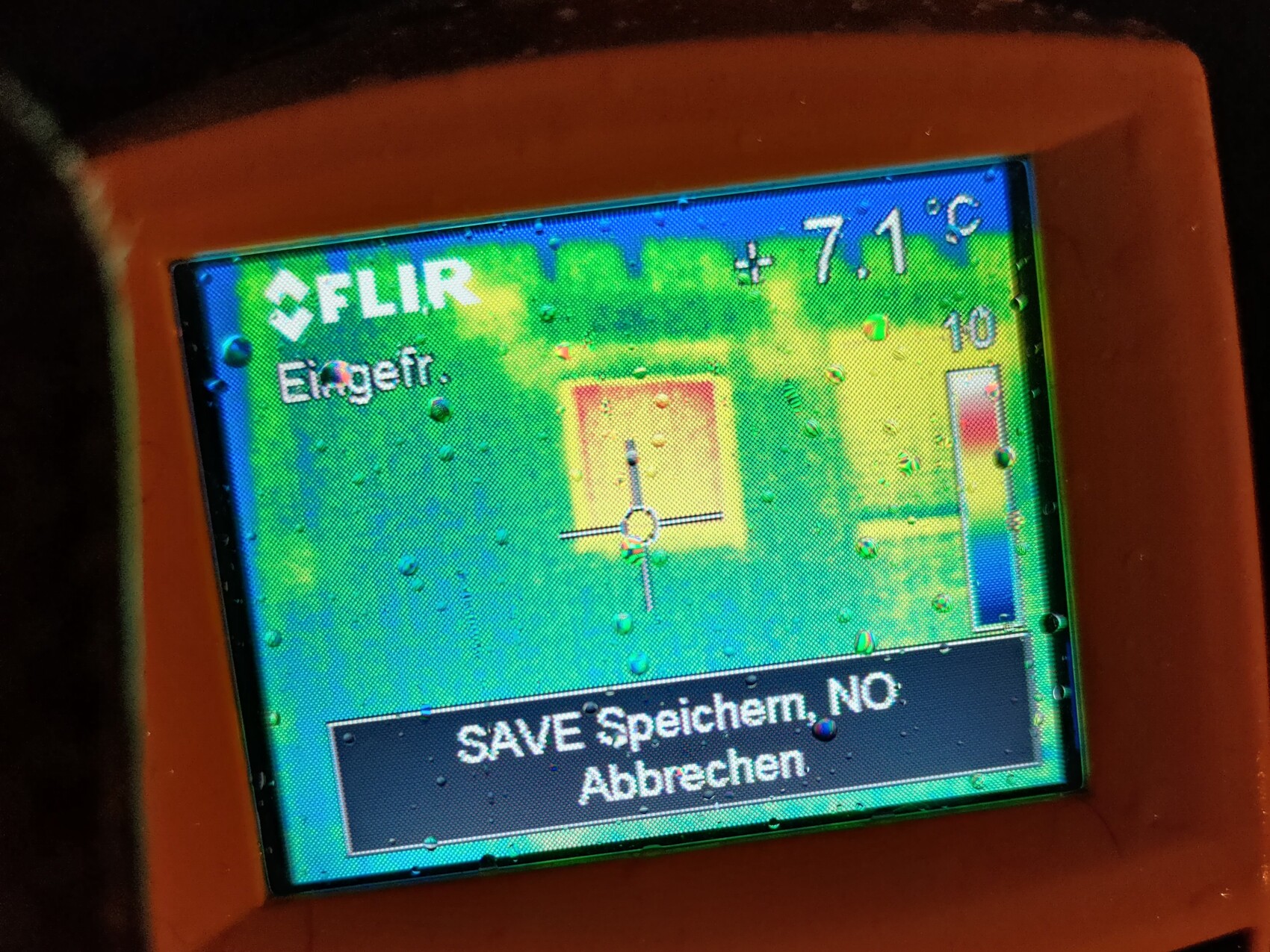 Thermische FLIR-Aufnahme eines Displays mit Zielkreuz, Temperatur 7,1°C, Speichern/Abbrechen.