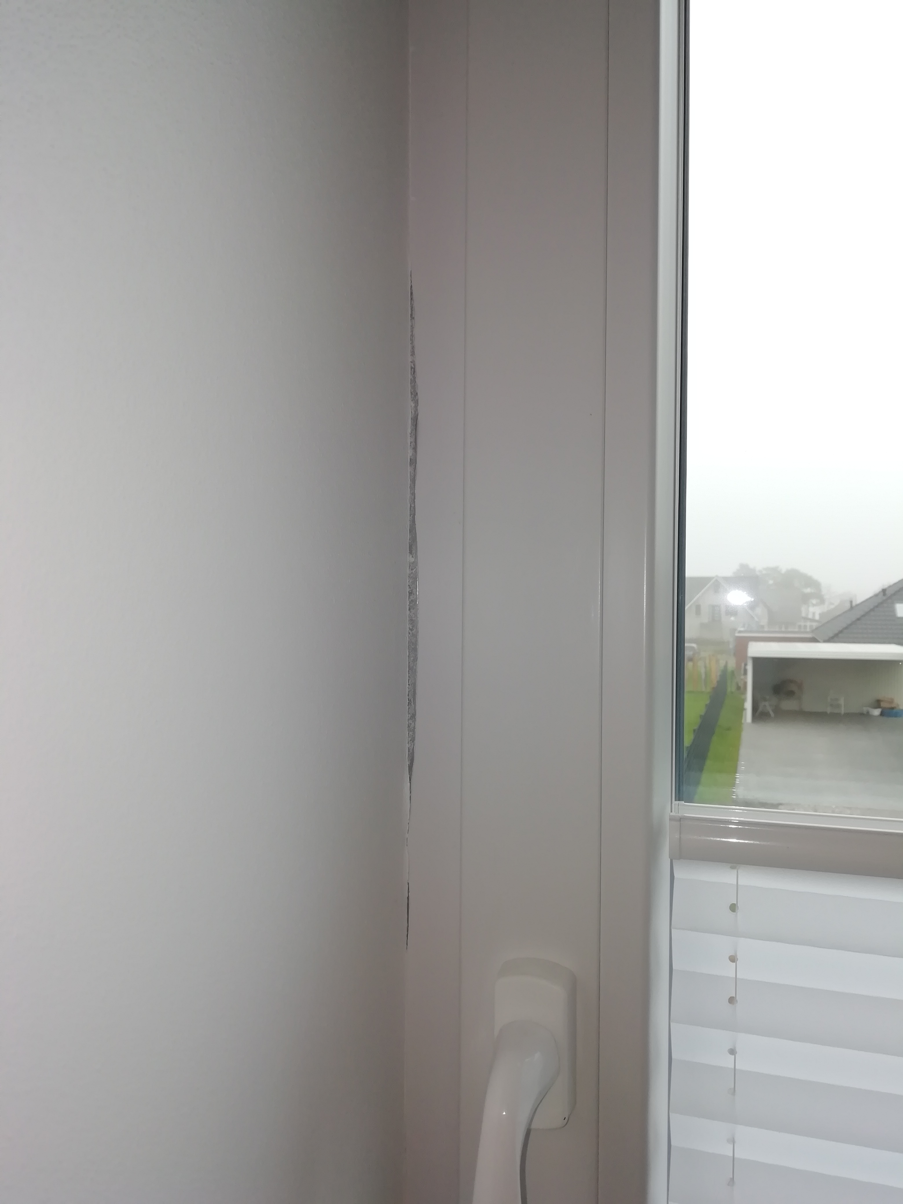folie-kommt-aus-fensterlaibung-fensterblendung-292879-1.jpg