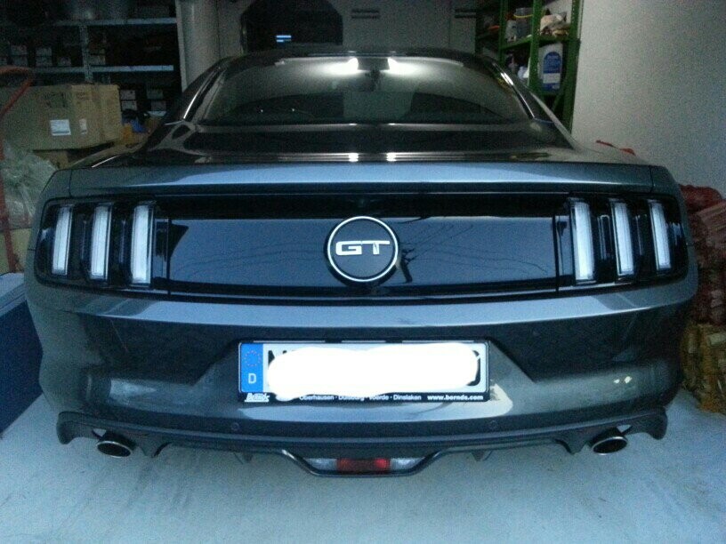 Rückansicht eines schwarzen Ford Mustang GT in einer Garage mit Kennzeichen