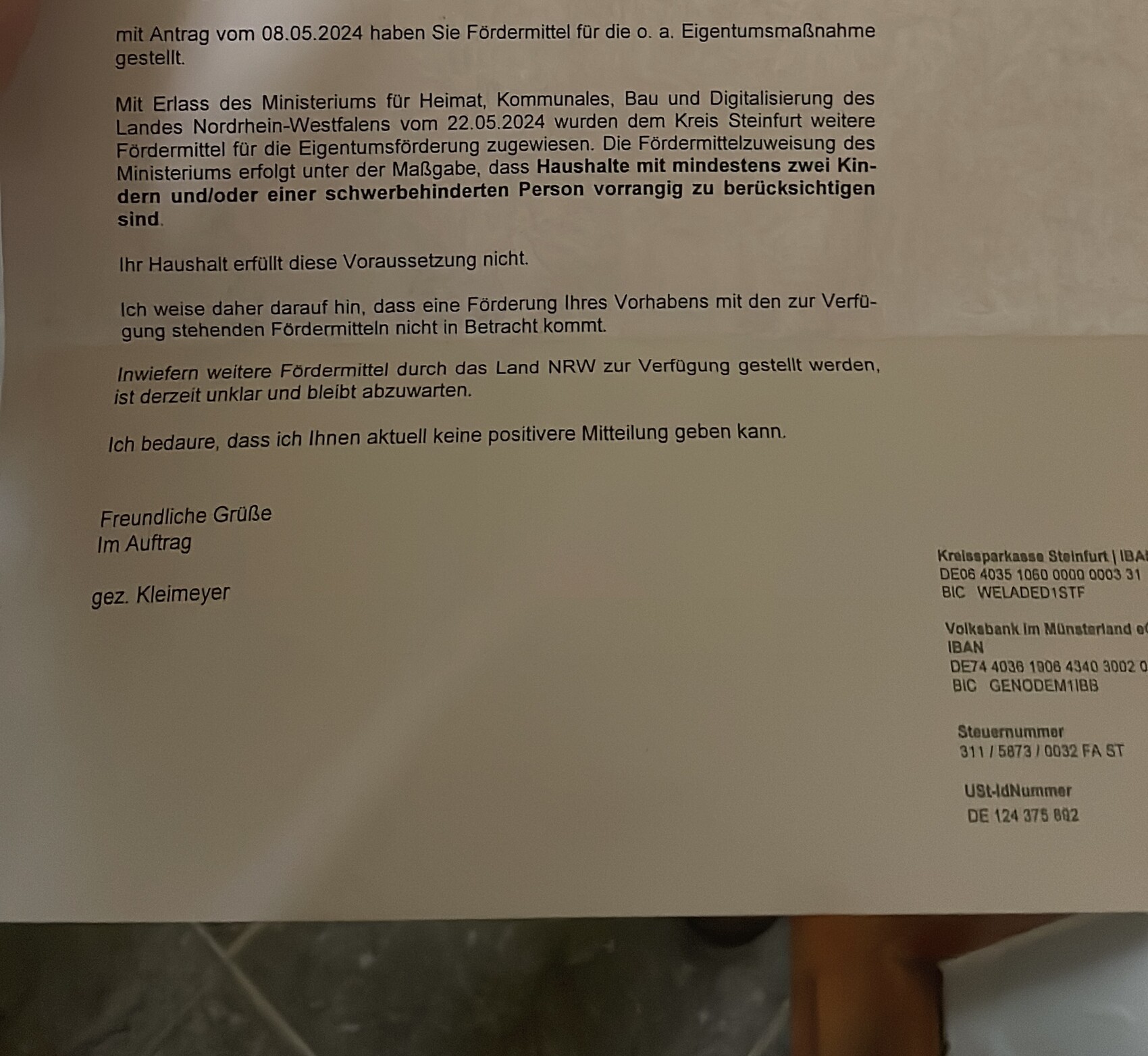 Formeller deutscher Fördermittelbescheid mit Unterschrift unten rechts.