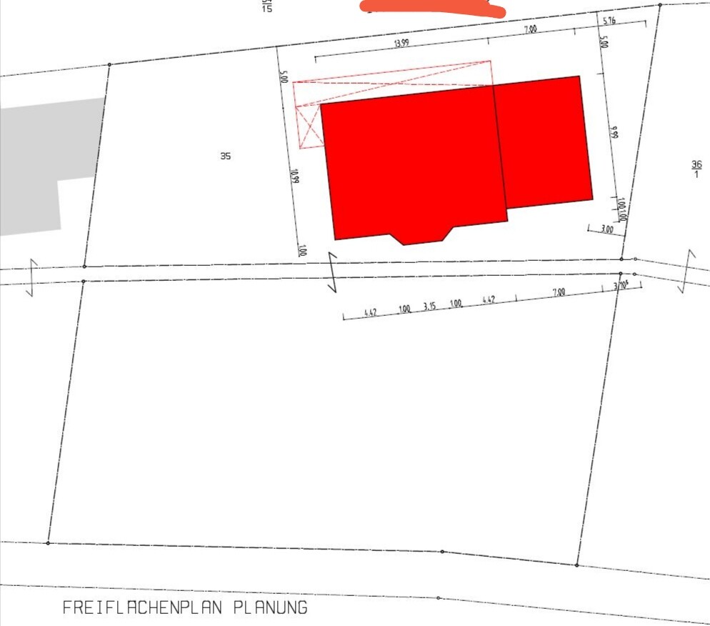Lageplan: Grundstück mit rotem Baukörper und Maßlinien.