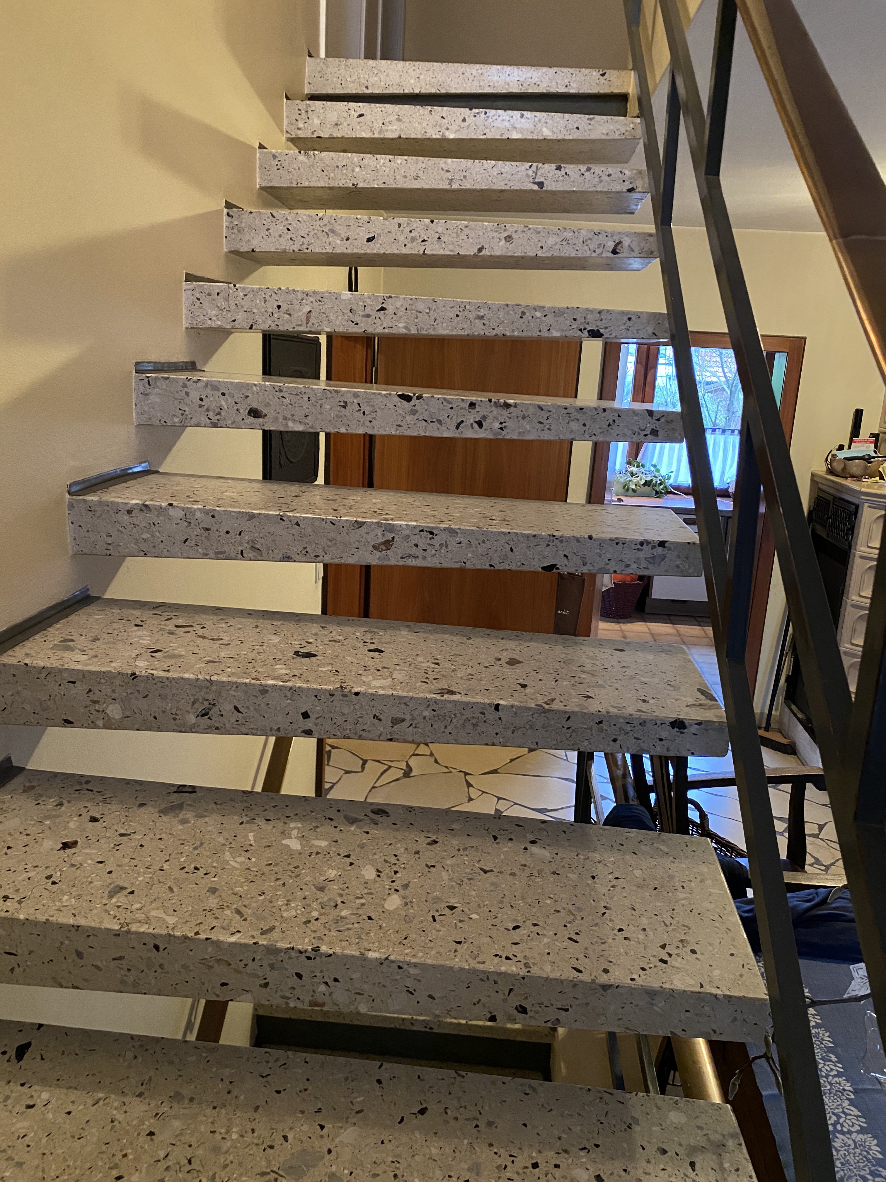 freischwingende-betonwerksteintreppe-renovieren-467161-3.jpeg