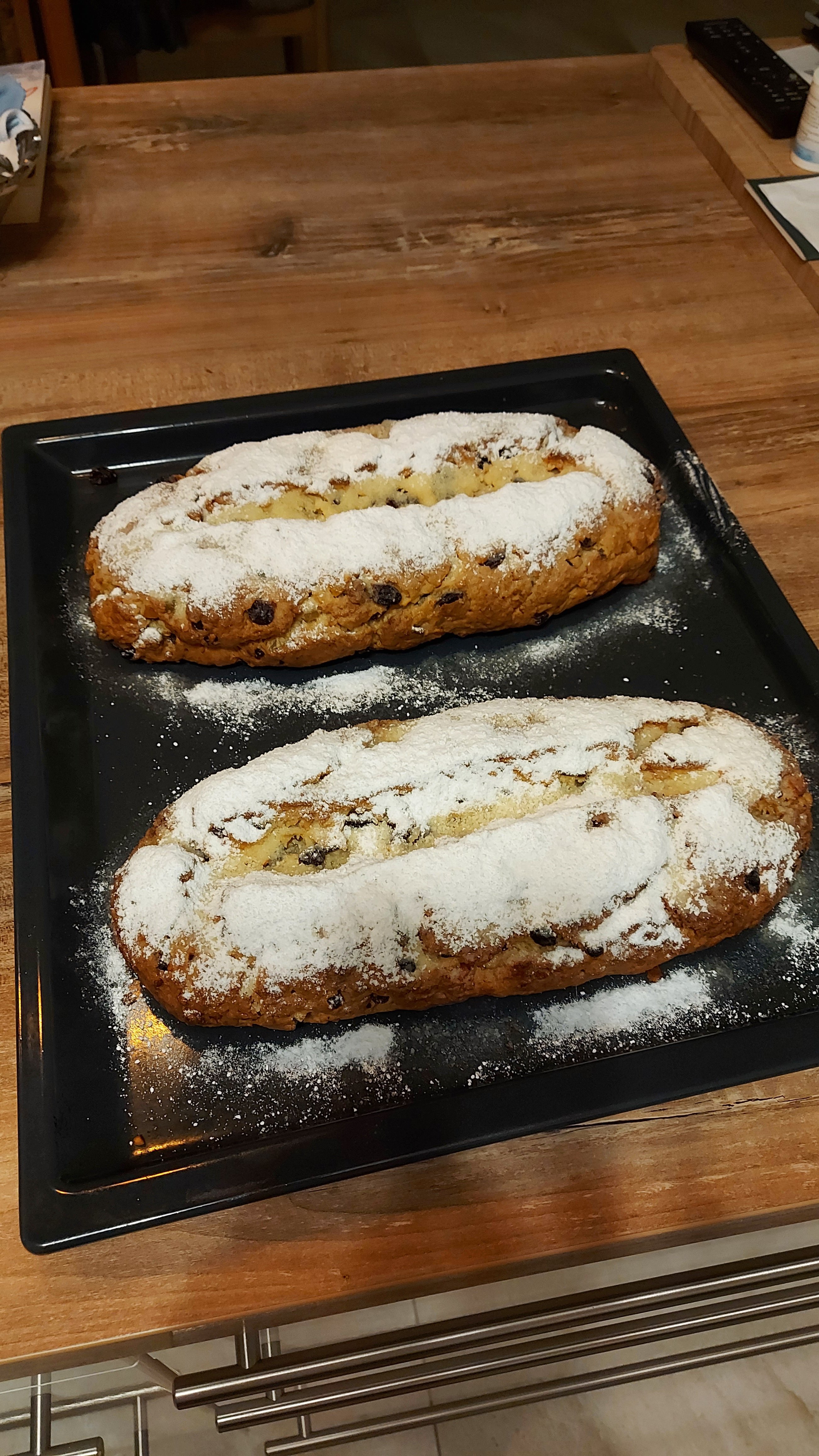 frisch-gebackene-rosinenbrote-im-kuechen-backblech.jpg