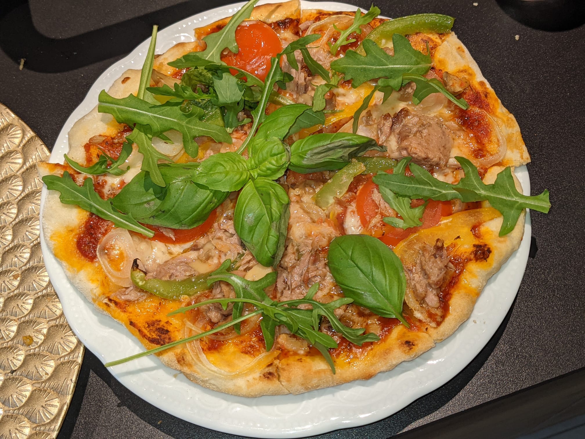 frische-pizza-mit-arugula-basilikum-tomaten-und-fleisch.jpg