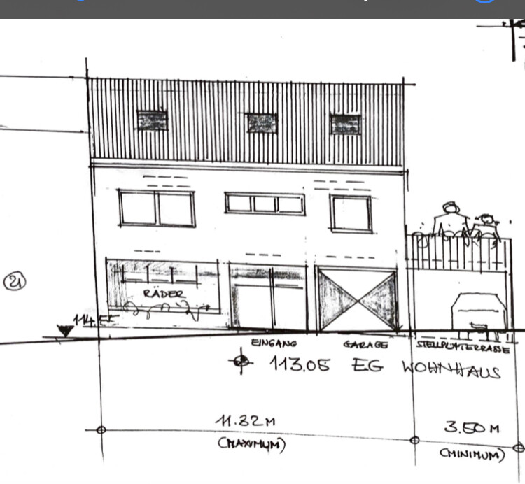 Architektonische Skizze eines zweistöckigen Hauses mit Eingang, Garage und Fenstern.