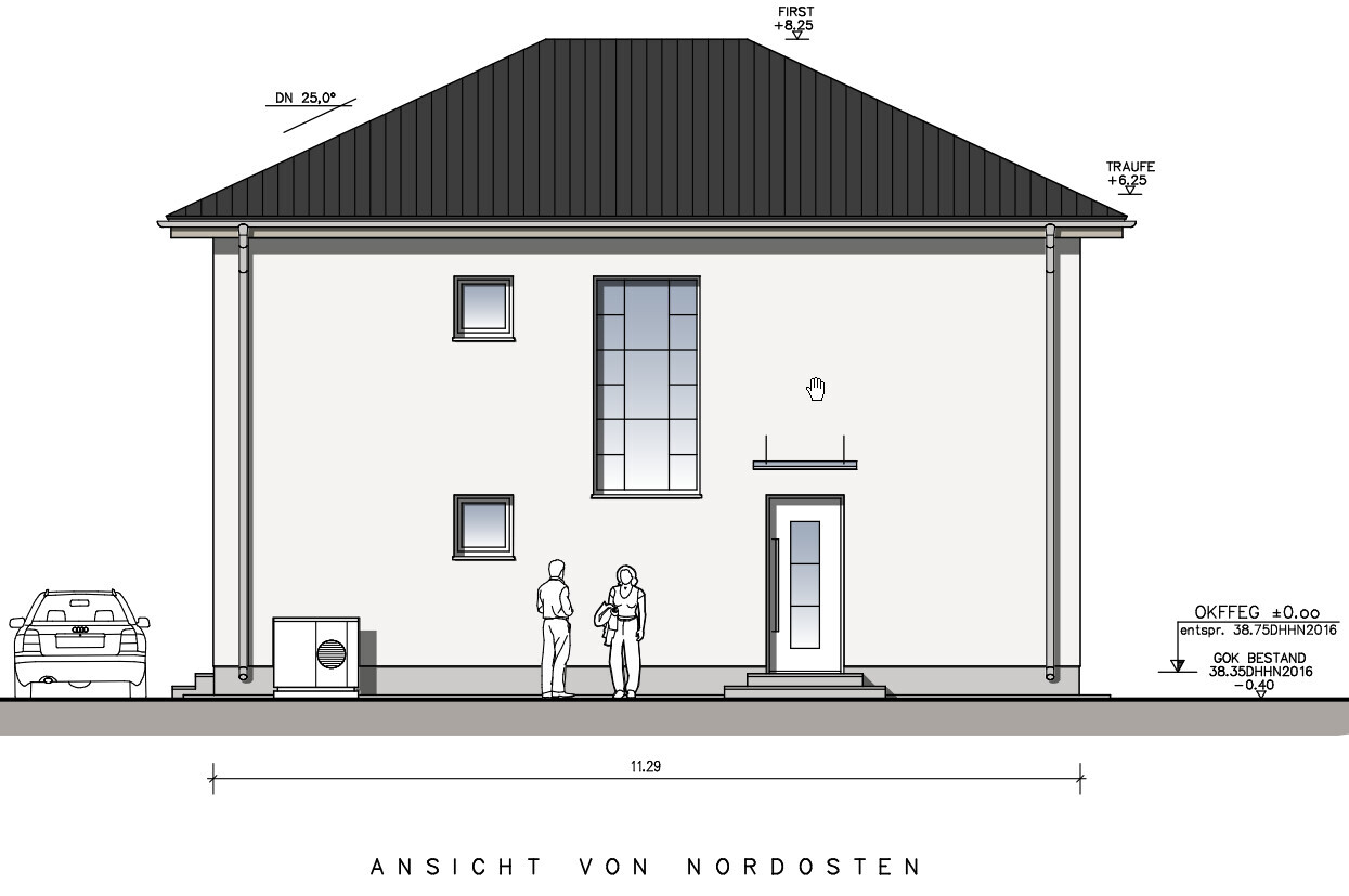 Ansicht von Nordosten: zweistöckiges Haus mit Tür, Fensterfront und zwei Personen davor.