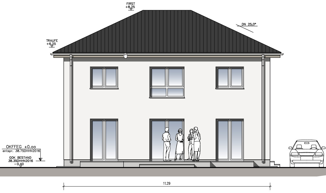 Zweigeschossiges Haus mit dunklem Walmdach, Gruppe Menschen vor Eingang, Auto rechts.