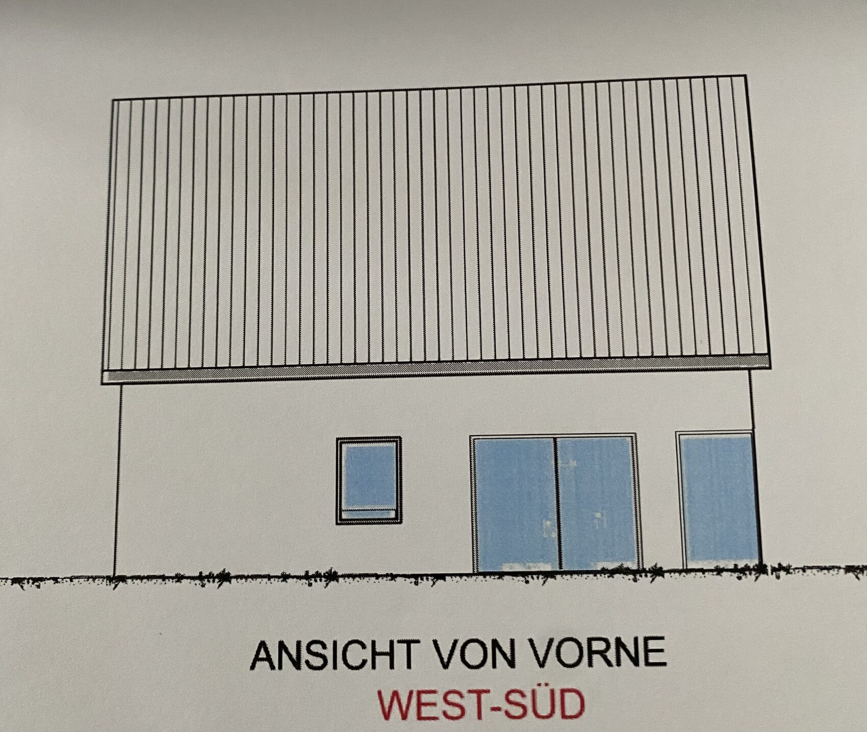 Vorderansicht eines modernen Hauses mit langem Metall-Dach und blauen Glastüren.