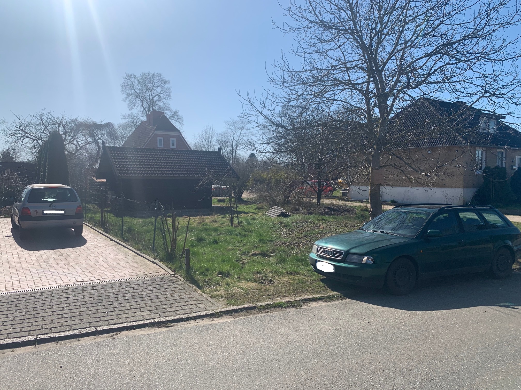 frontansicht-haus-einfahrt-garten-parkplatz.jpg