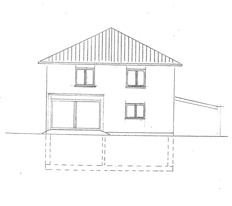 Frontansicht eines zweigeschossigen Hauses mit Satteldach und sichtbarem Fundamentunterbau.