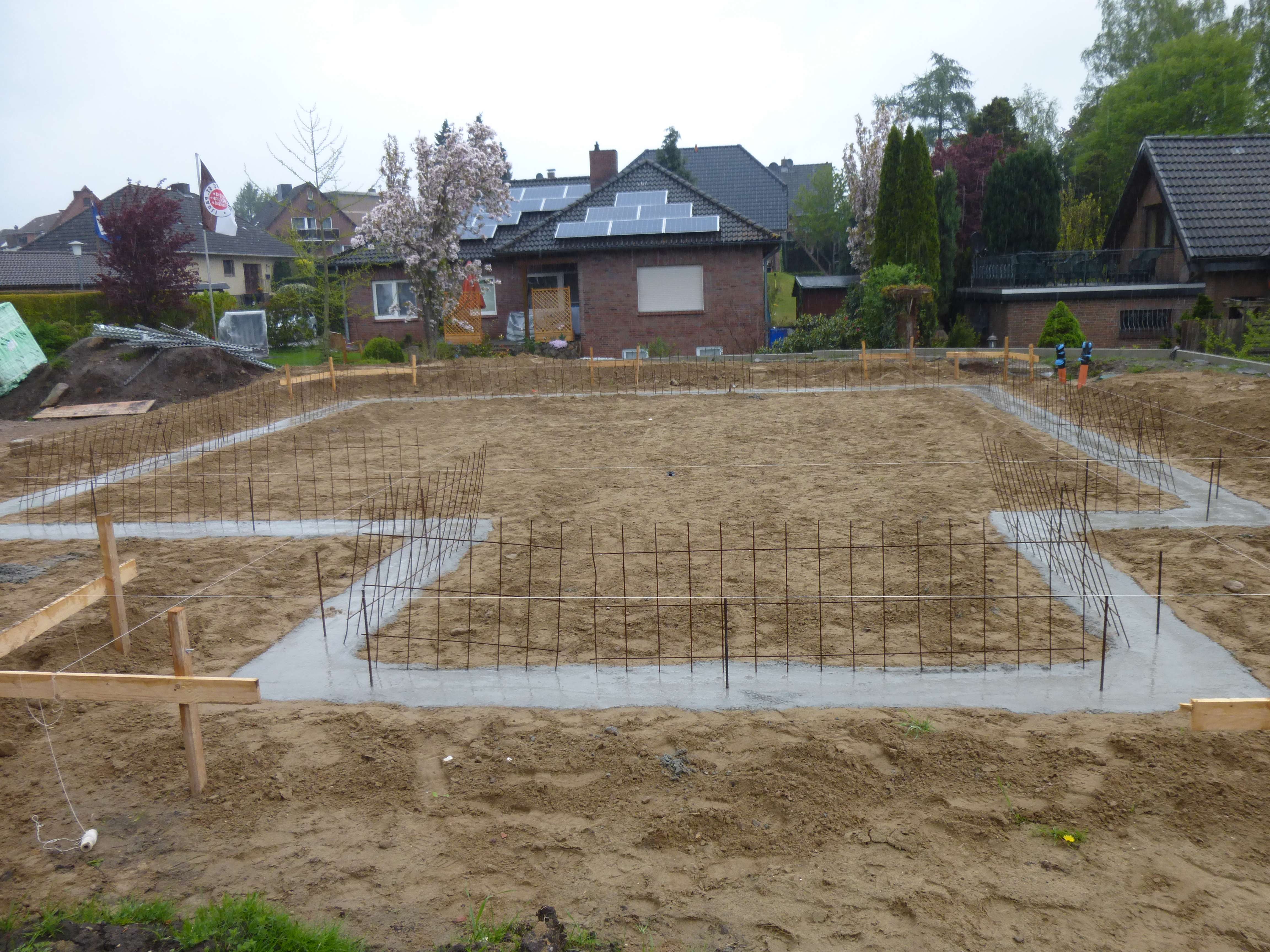 fundament-baustelle-bewehrung-im-wohngebiet-hausbau.jpg