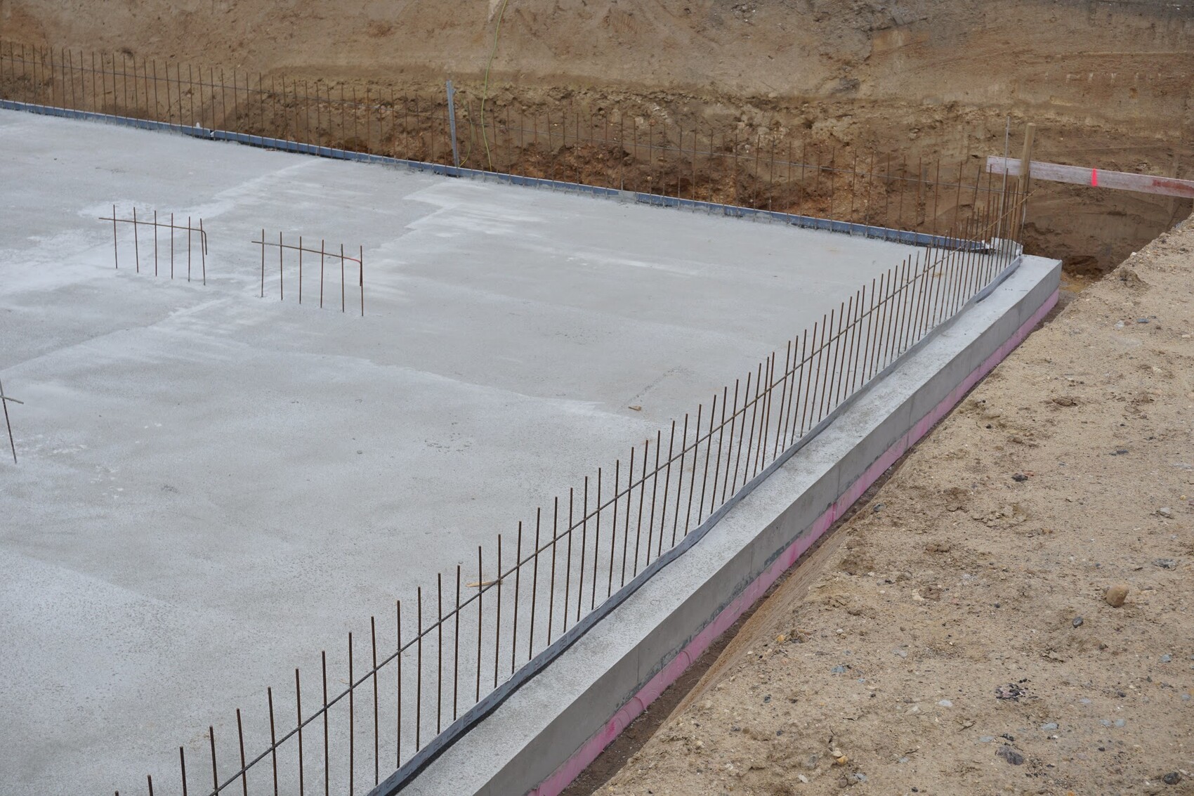 Fundament und Bodenplatte mit Stahlbewehrung auf Baustelle