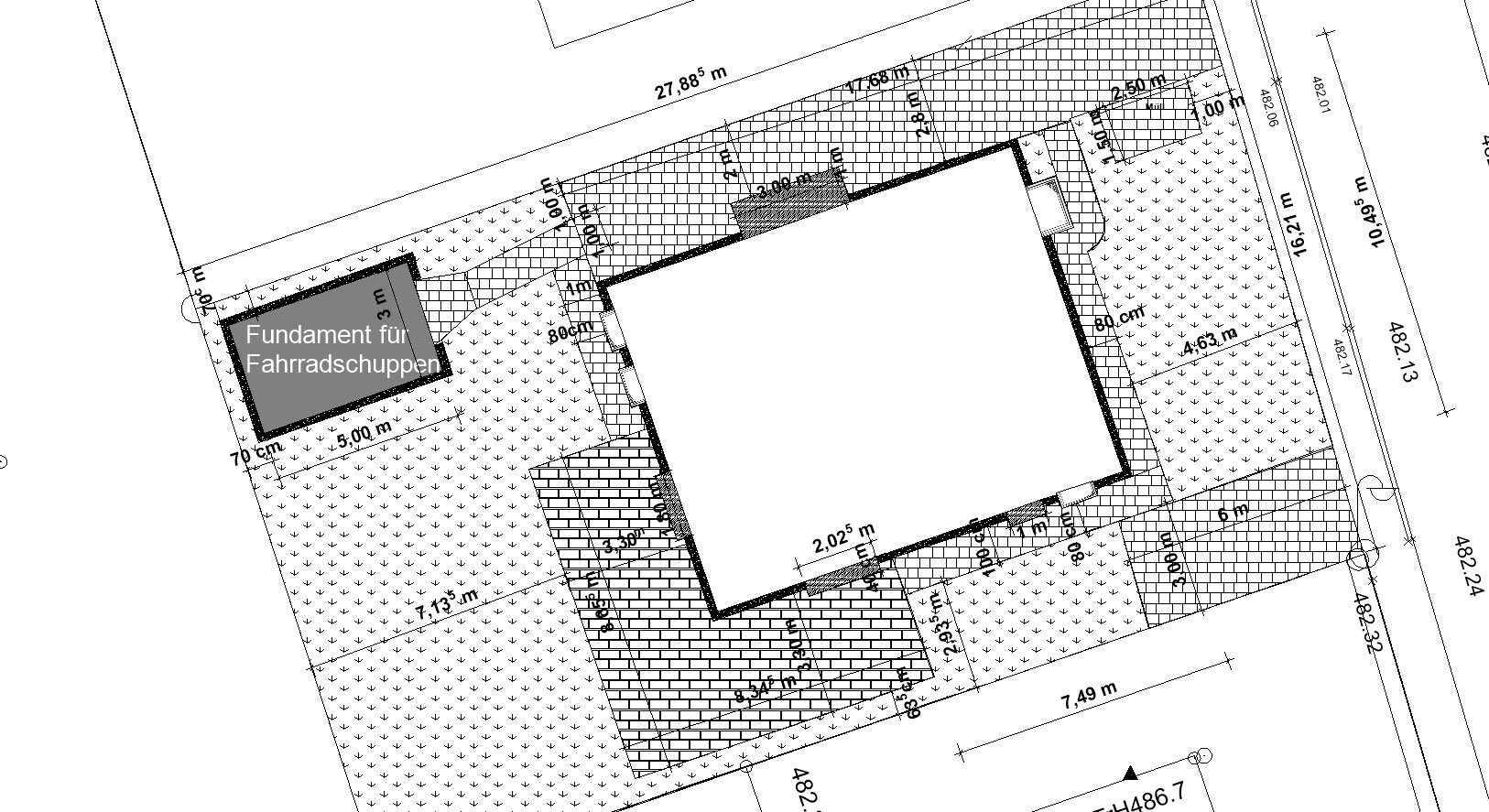 Grundrissplan eines Gebäudes mit Fundament für Fahrradschuppen und umlaufender Pflasterfläche.