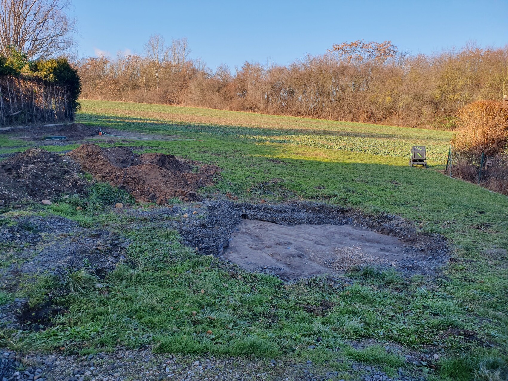 Grubenfundament wird auf freier Feldfläche ausgehoben; Erdarbeiten im Baugrund