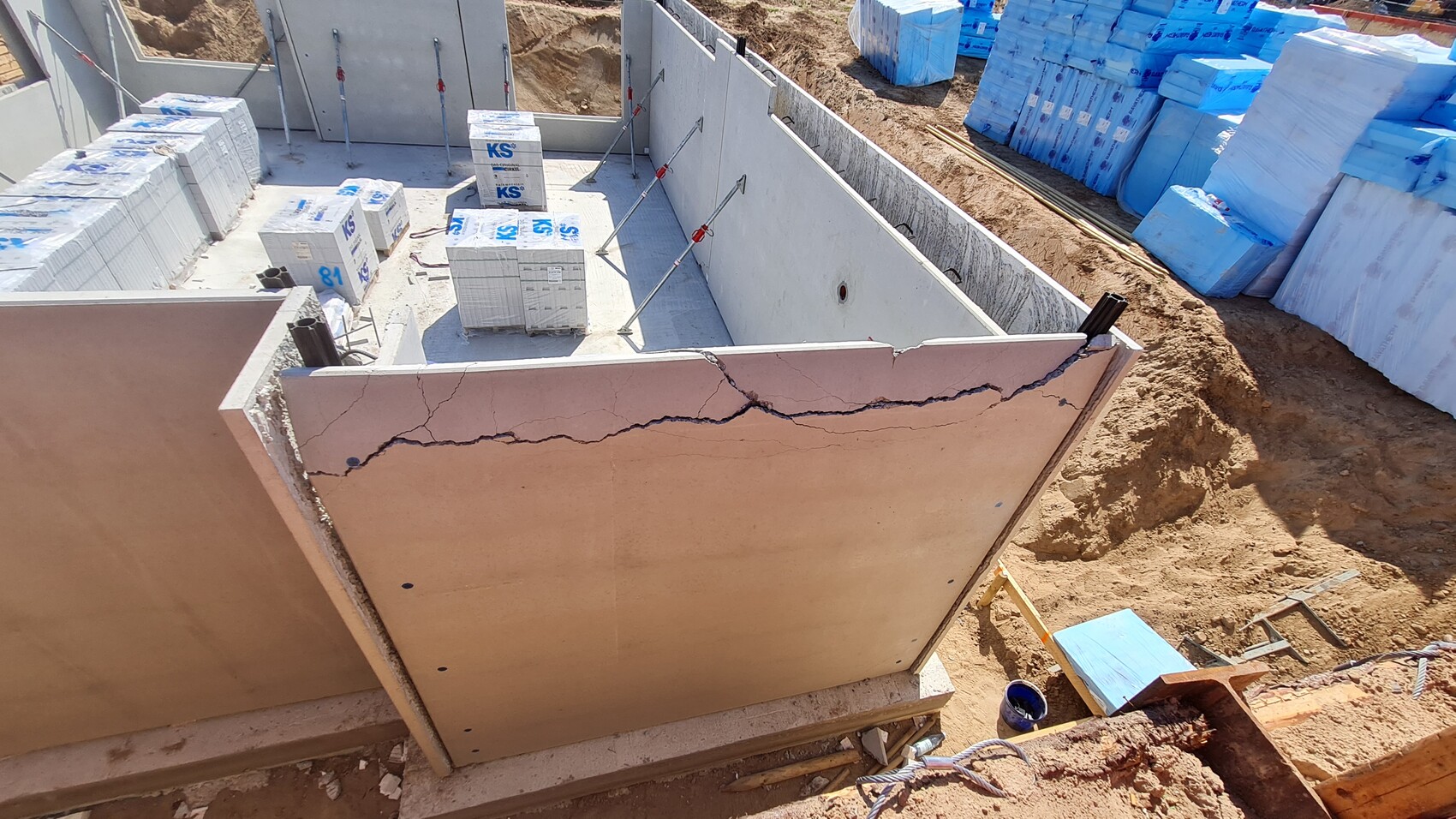fundament-kellerwand-riss-baustelle.jpg