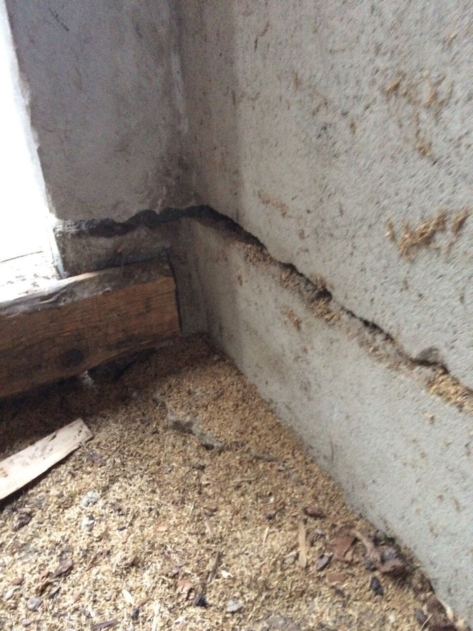 Kellerwand mit Riss im Fundament und Baufehler im Beton
