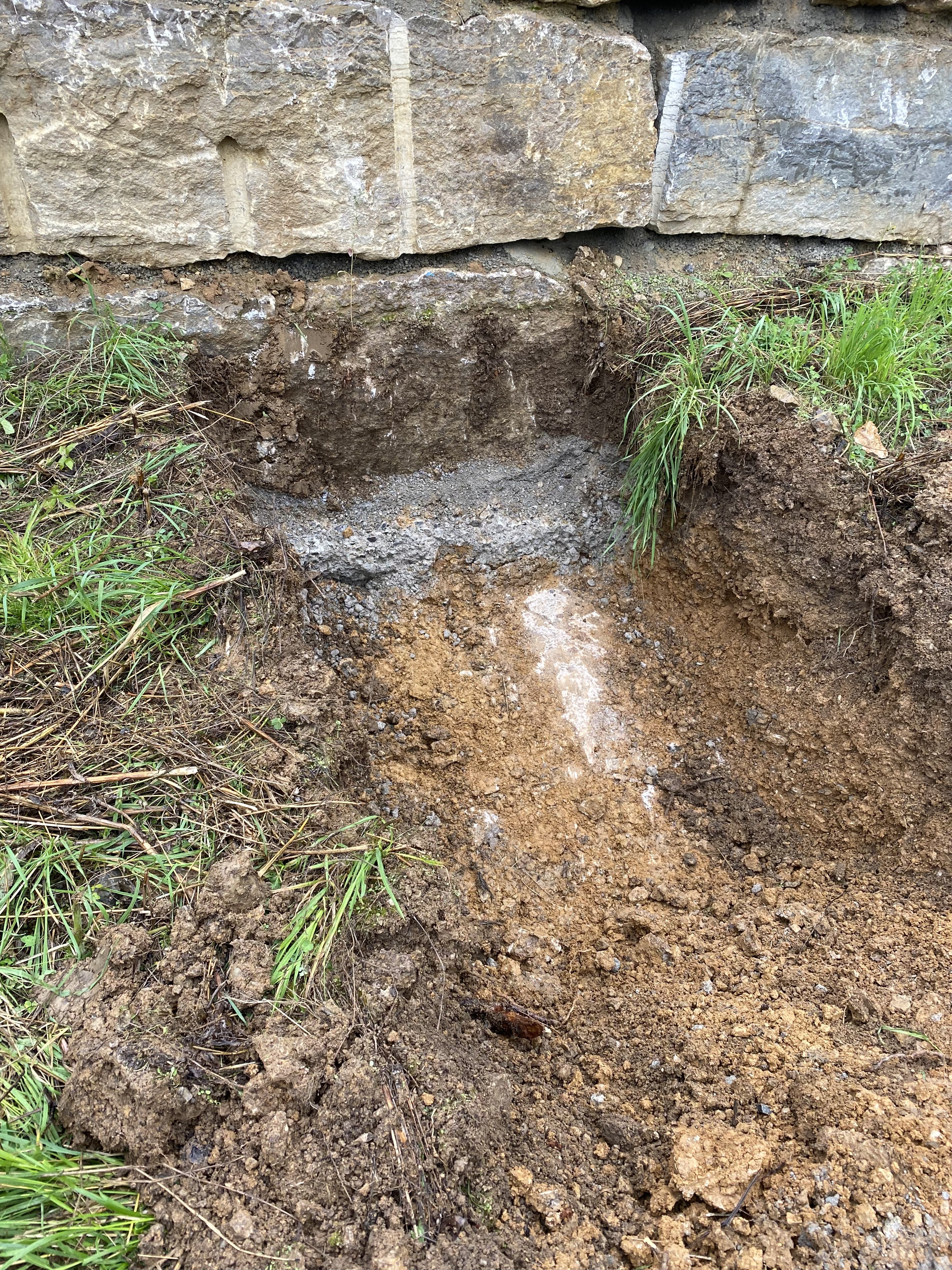 fundament-rohbau-ausgrabung-erde-steinmauer.jpeg