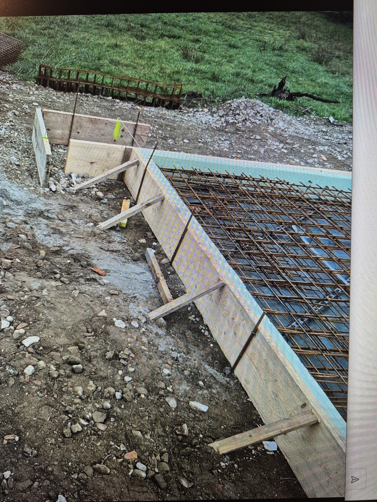 Baustelle mit Stahlbewehrung und Schalung für Fundament im Erdreich