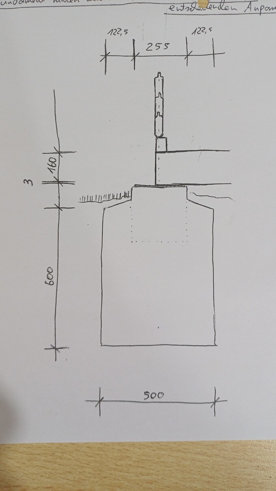 Skizze eines Fundaments mit Pfeiler und Abmessungen im Bodenbereich