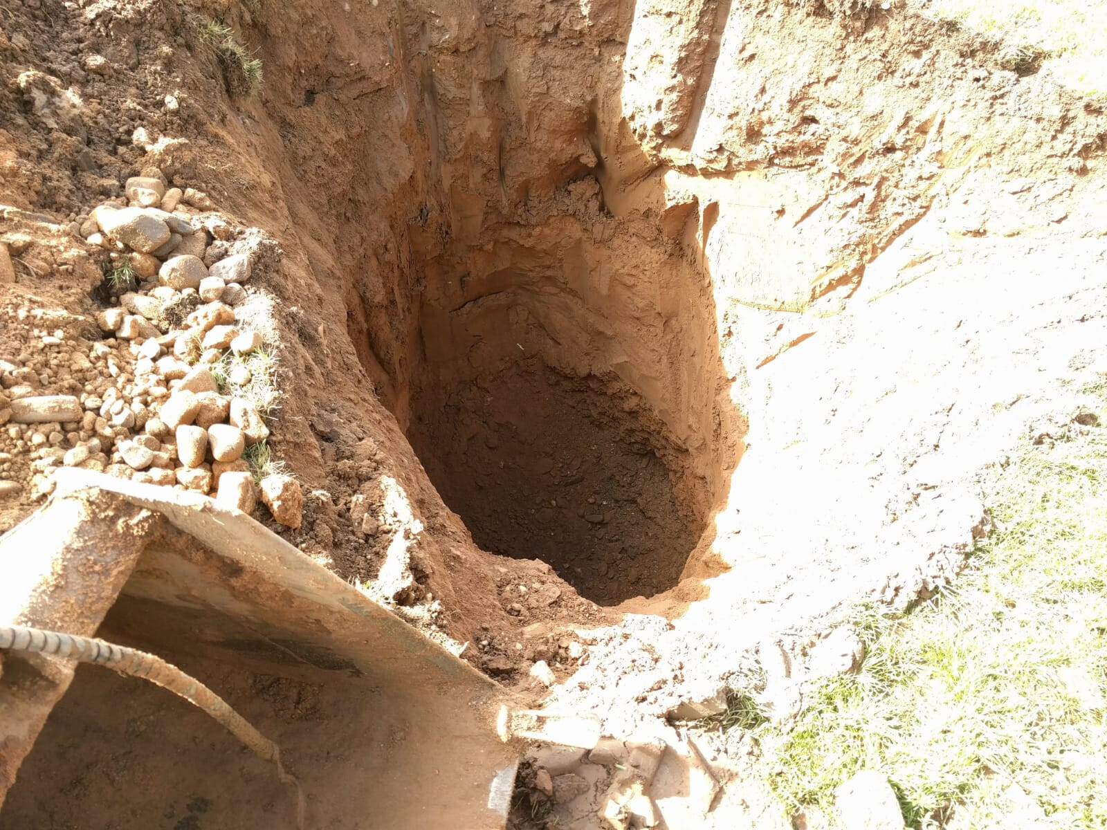 Fundamentaushebung: Grube im Erdreich mit Steinen