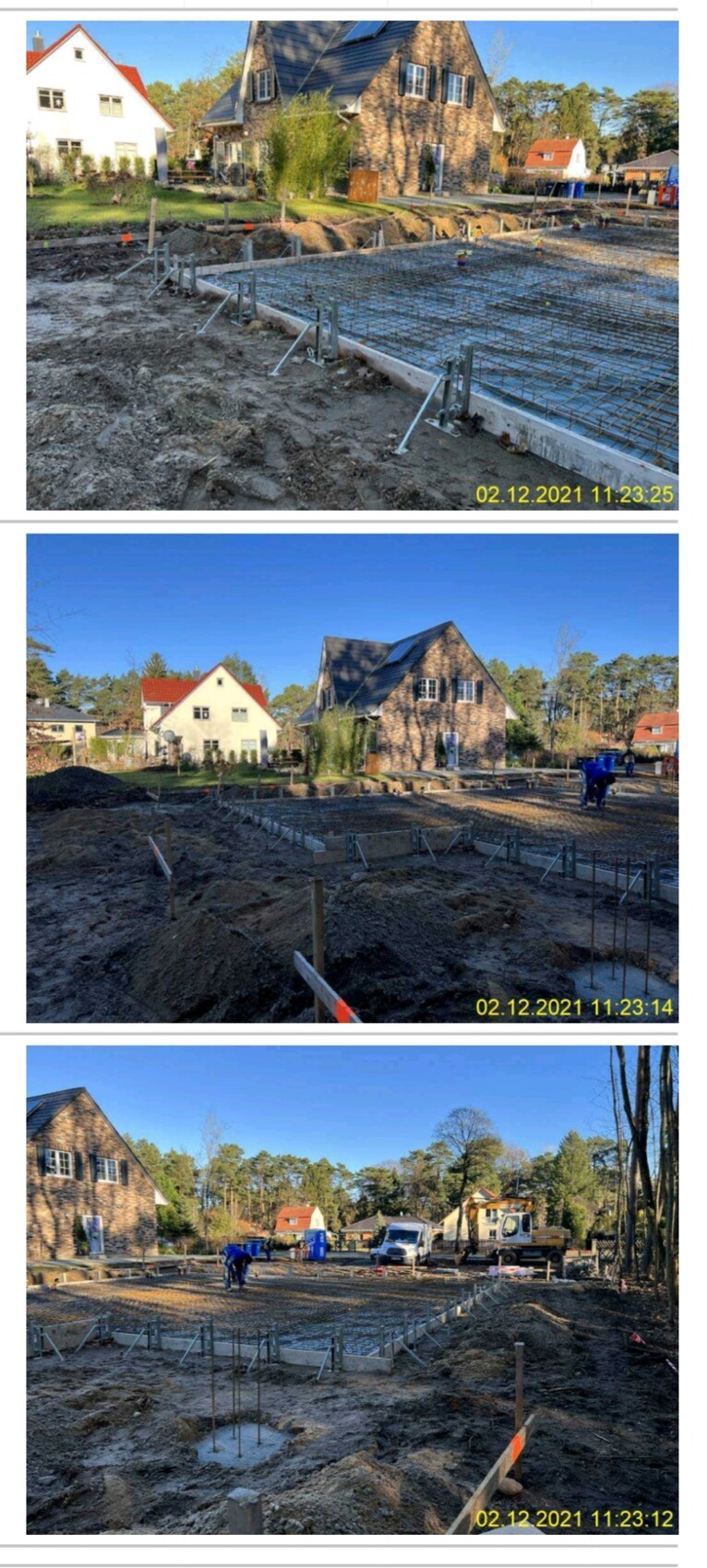 Baugrube und Fundament mit Stahlbewehrung in Wohngebiet, Häuser im Hintergrund