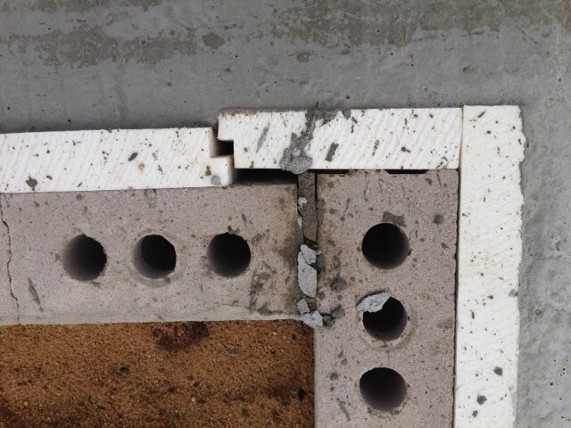 Fundamentbau mit Hohlblocksteinen am Rohbauboden, Betonplatten liegen bereit