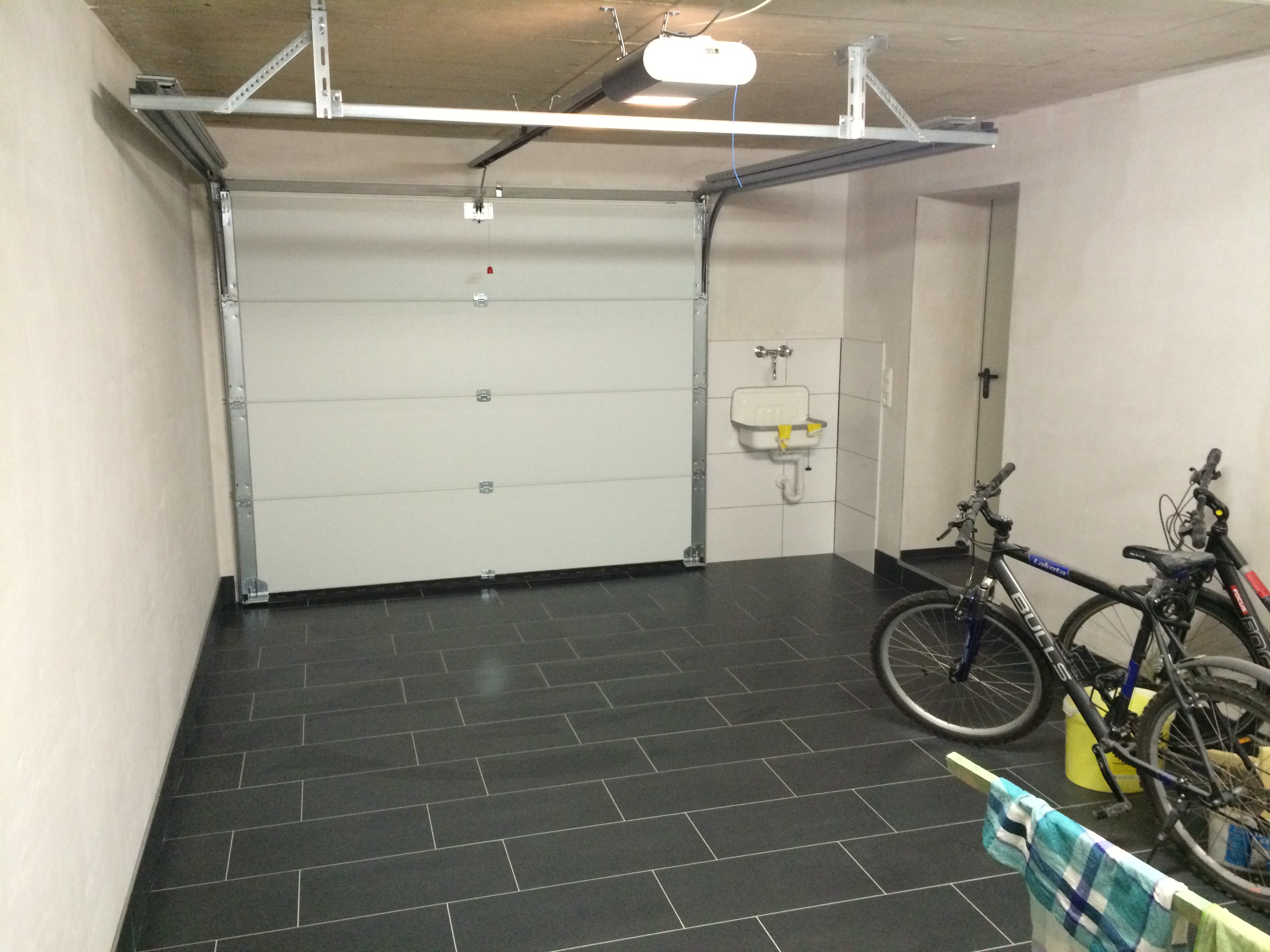 fussboden-garage-fliesen-oder-2k-anstrich-338603-1.JPG
