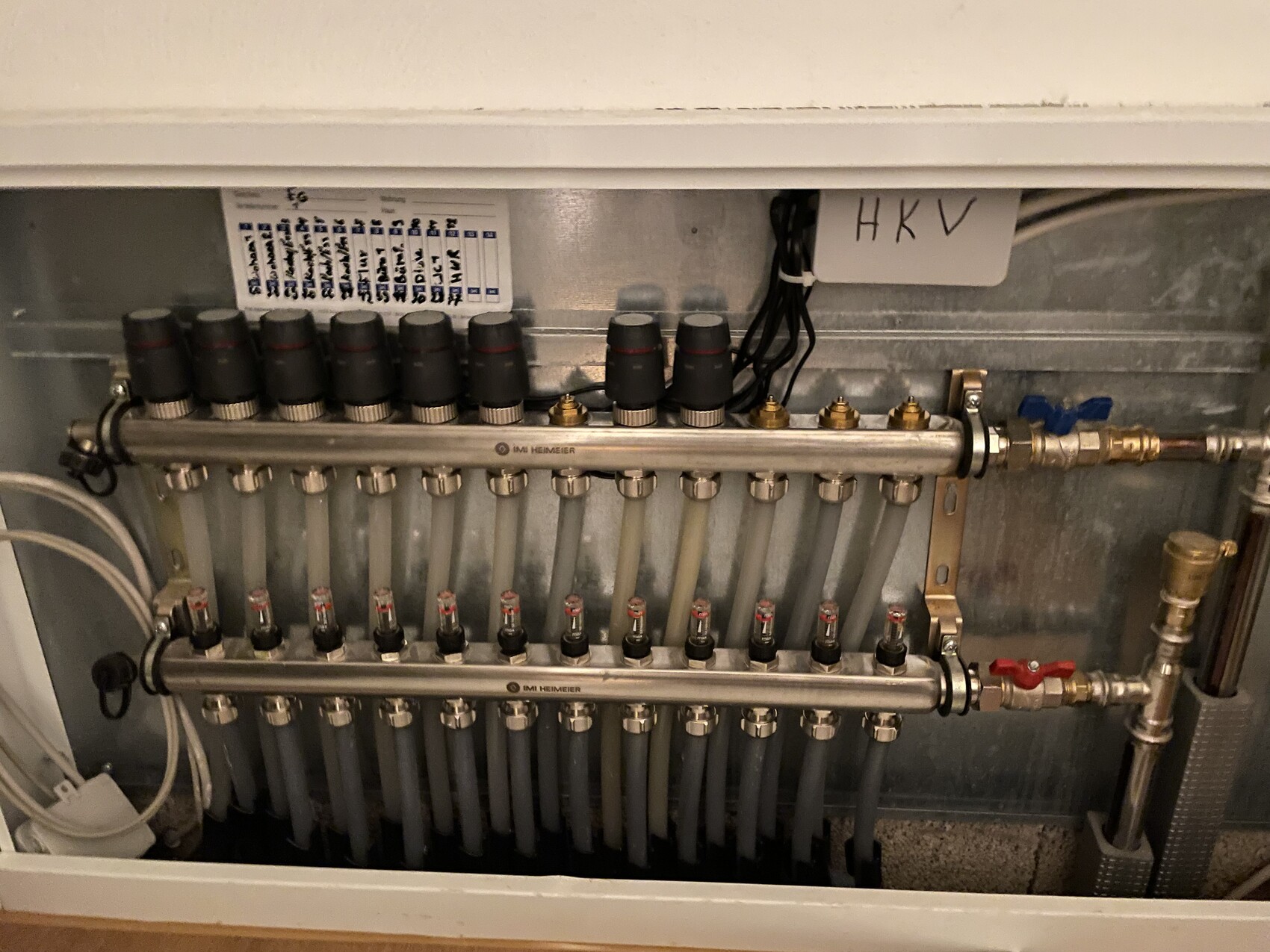 Verteiler fussbodenheizung mit Ventilen in Installationskasten