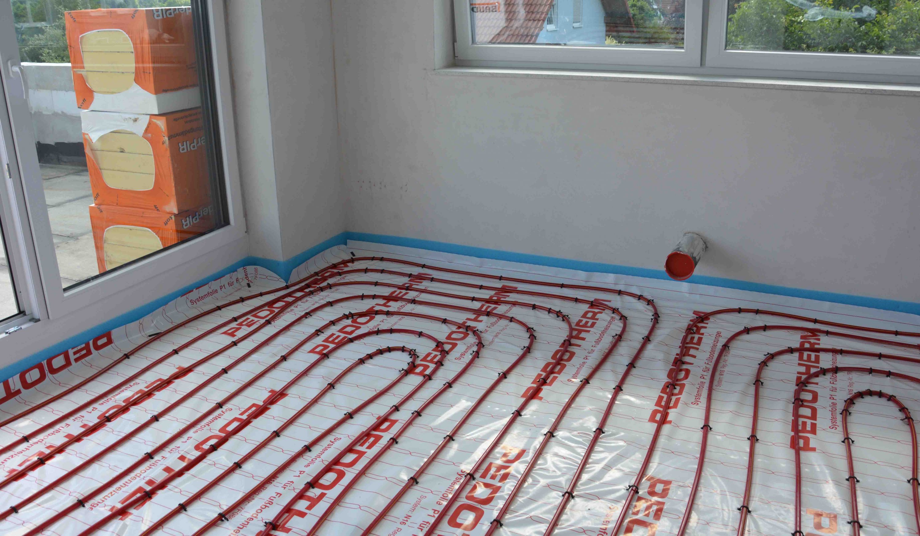 fussbodenheizung-installation-im-wohnzimmer.jpg