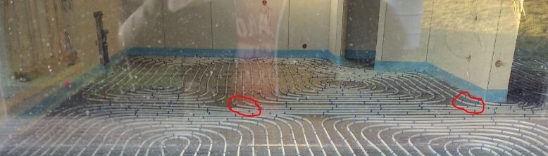 Fussbodenheizung Heizmatten im Bauinnenraum auf dem Boden verlegt.
