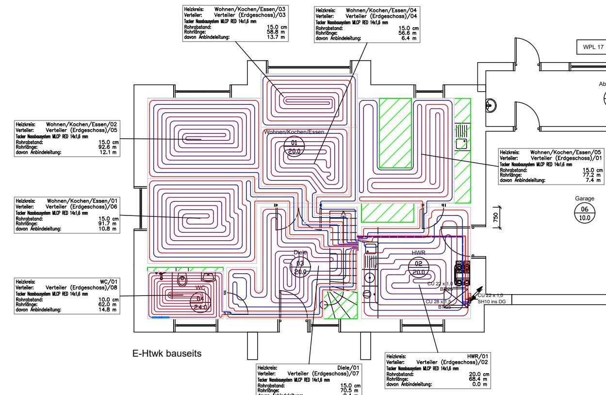 Grundriss eines Hauses mit Fußbodenheizung; farbige Heizkreise (Rot/Blau) und Raumbeschriftungen.