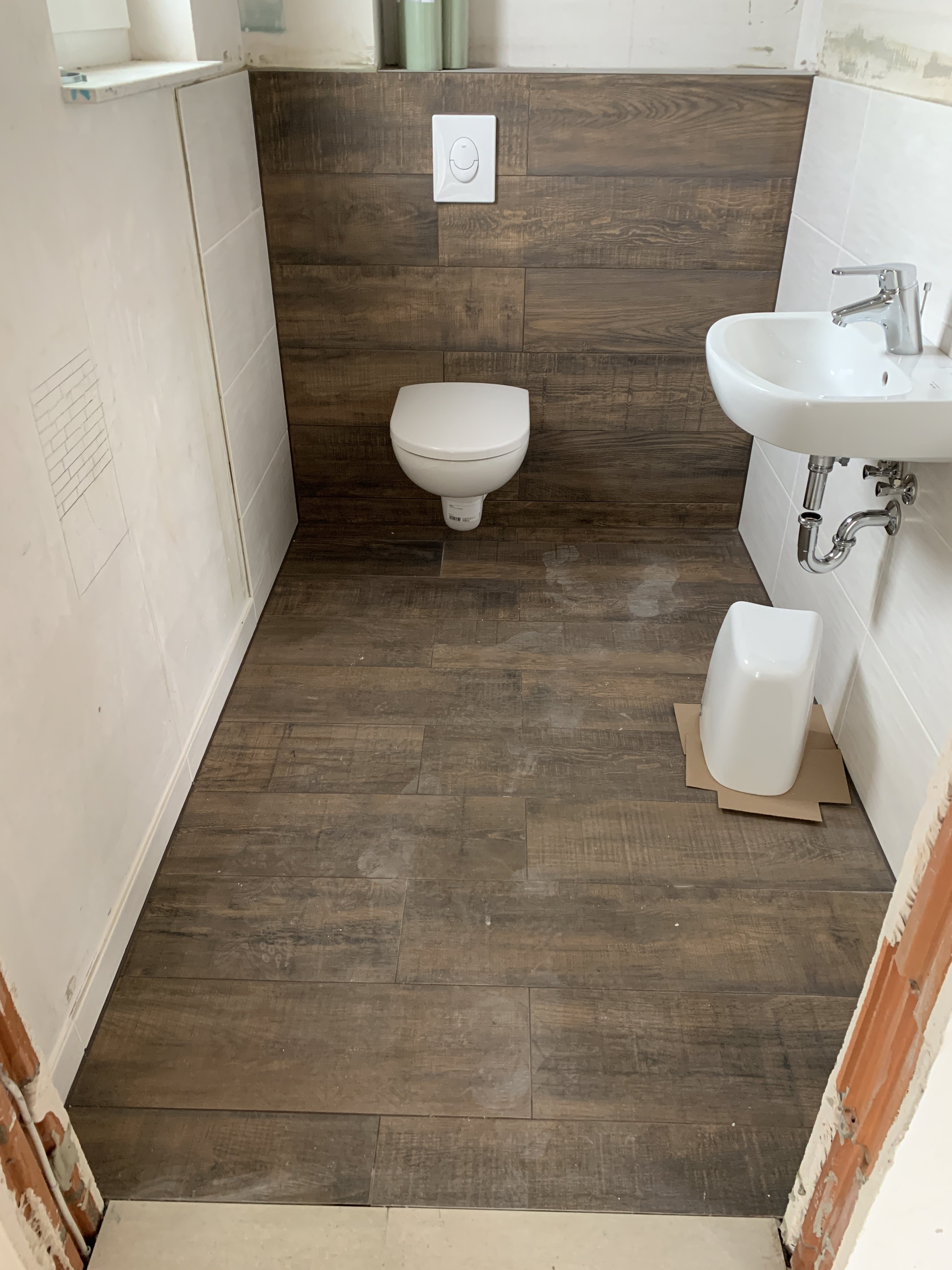 gaeste-wc-sockel-aus-bodenfliese-oder-lieber-wandfliese-410622-2.jpg