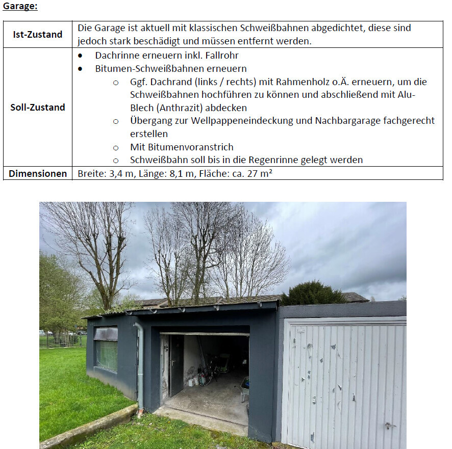 Graue Garage mit offener Torfront; Innenraum mit Gegenständen, Grasfläche und Bäume im Hintergrund.