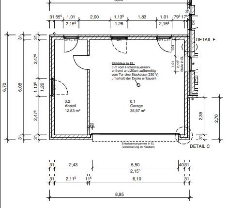 Grundriss einer Garage mit Abstellraum, Türen und Maßangaben.