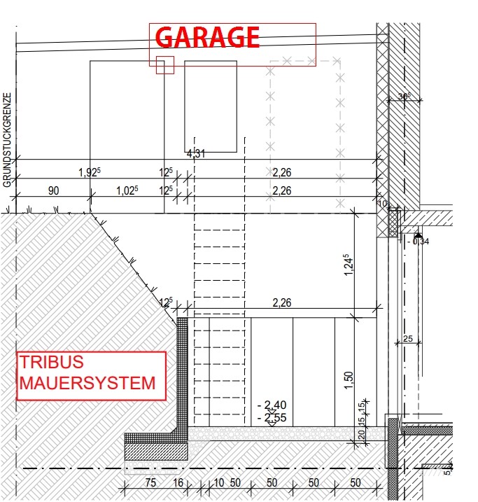 Grundriss-Schnitt: Garage oben, Tribus Mauersystem links, Maßlinien.