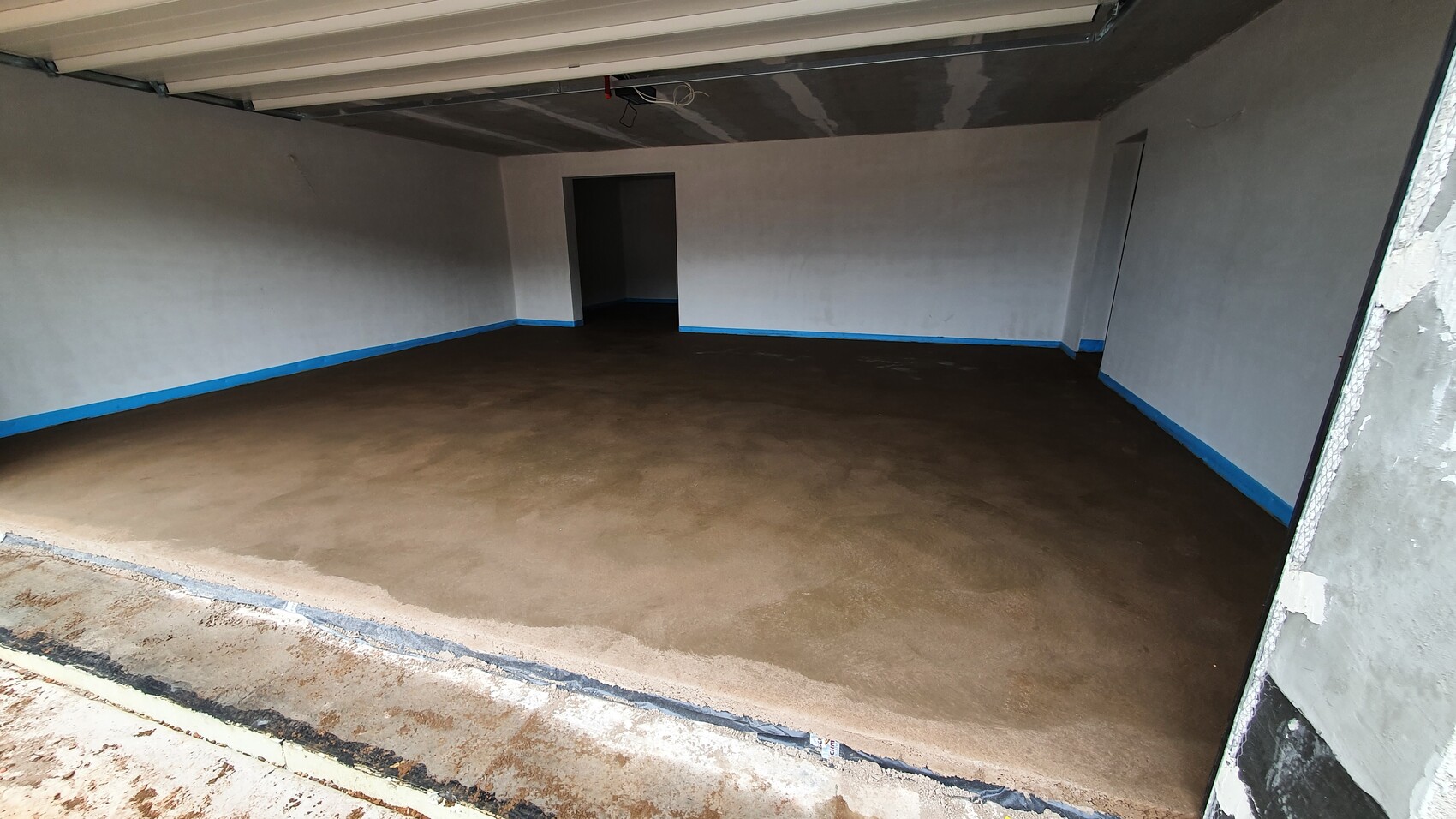 garage-rohbau-unfertige-raum-boden-wand.jpg