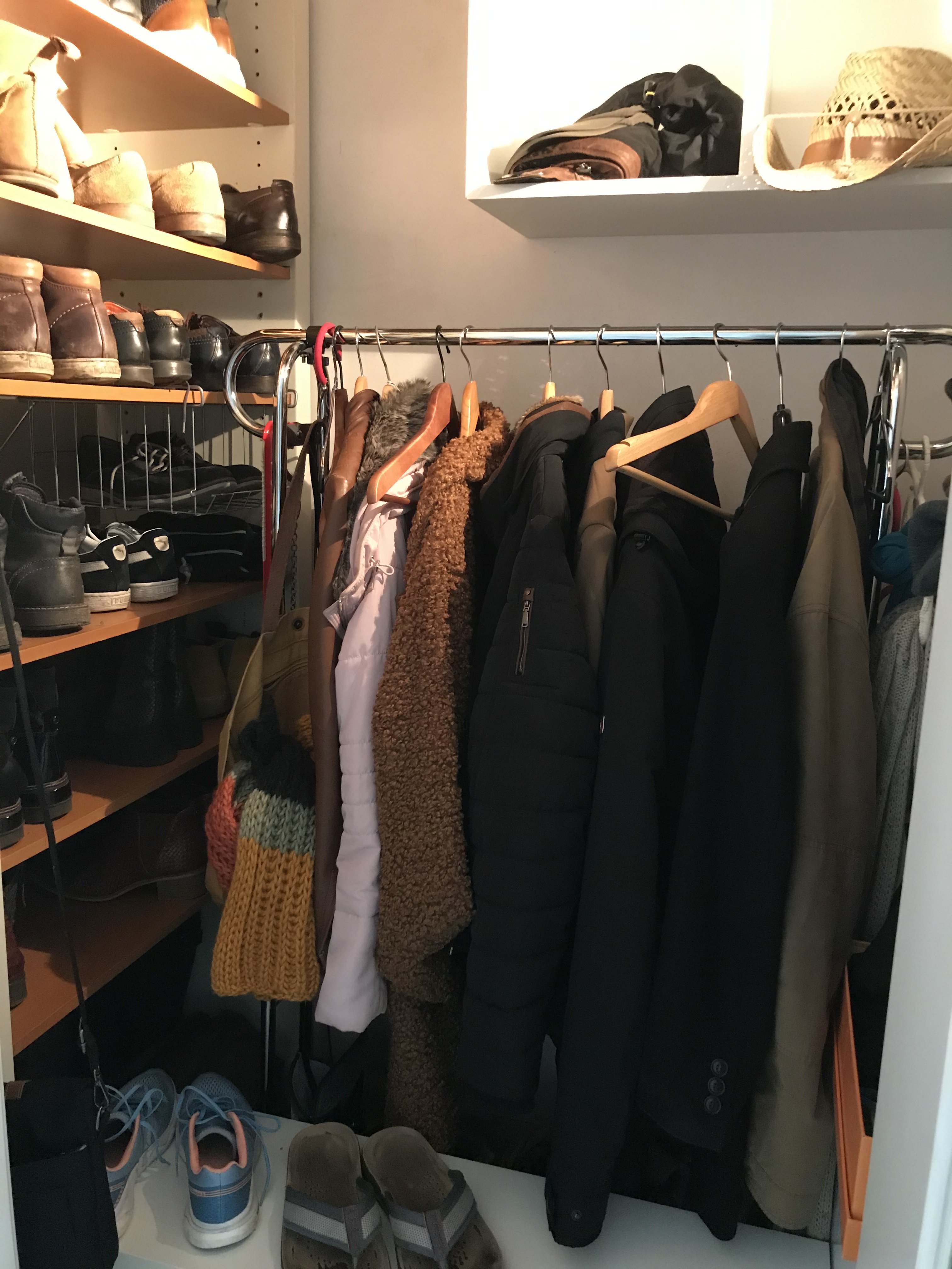 garderobe-ordnung-im-flur-kleider-schuhregal-inneneinrichtung.jpeg