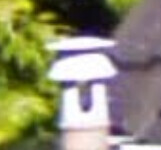 Kleines Garten-Licht mit weißem Lampenschirm im Außenbereich