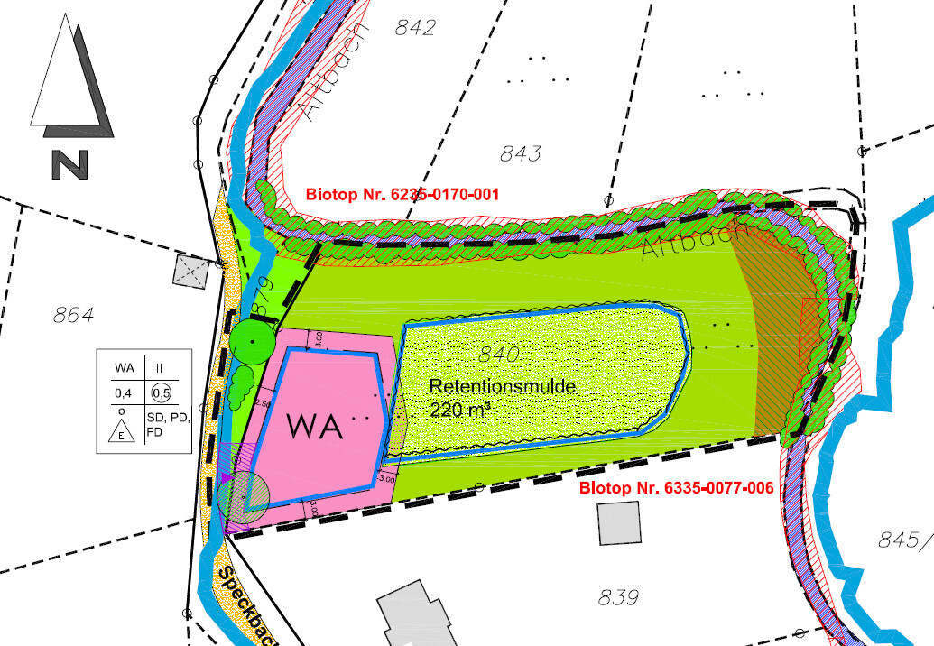 Topografischer Plan: Grünfläche mit Retentionsmulde, Biotop und Wasserlauf.