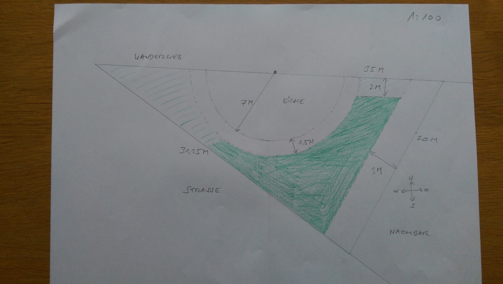 Grundstücksskizze mit Eiche, grün markierter Gartenfläche, Straßenseite und Nachbarbereich, Maßangaben.
