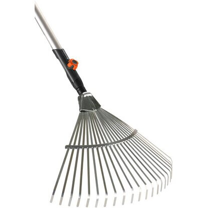 Gartenrechen mit langen Metallzinken und Griff