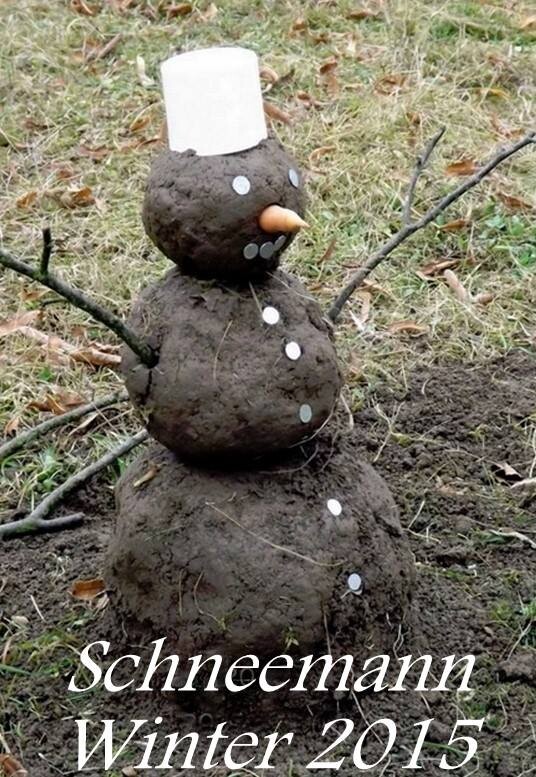 Schneemann aus Matsch im Garten mit Karottennase, Ästen als Arme und weißen Knöpfen im Winter 2015