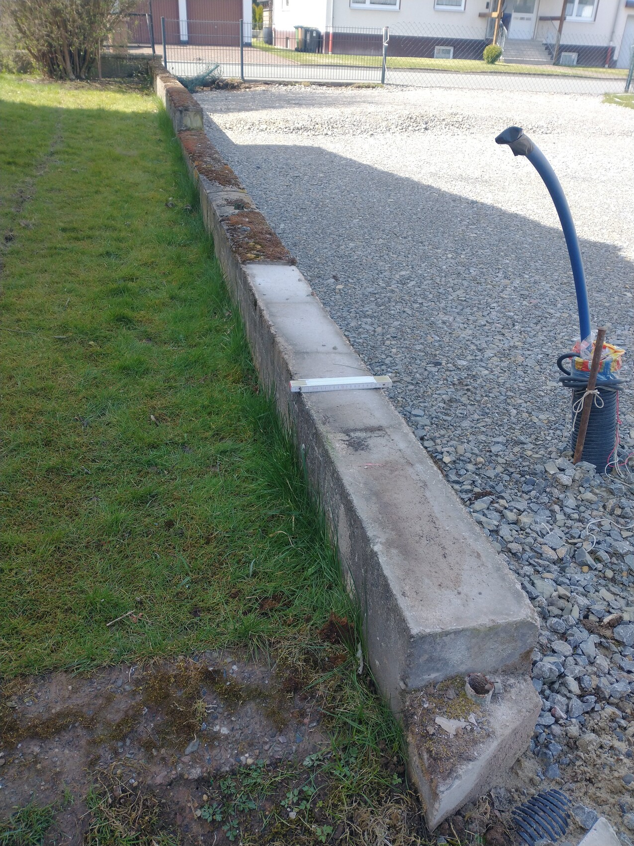 garten-terrasse-grundstueck-bauplatz-zaun-grundmauer.jpg