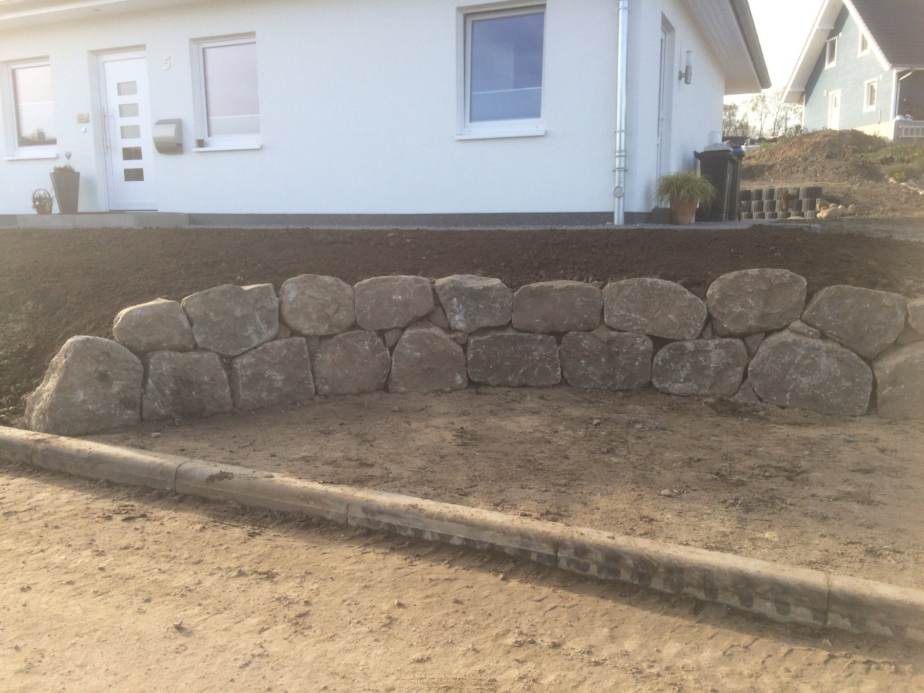 gartenmauer-105m-bis-25m-hoehe-als-einfriedung-welches-system-228053-1.jpg