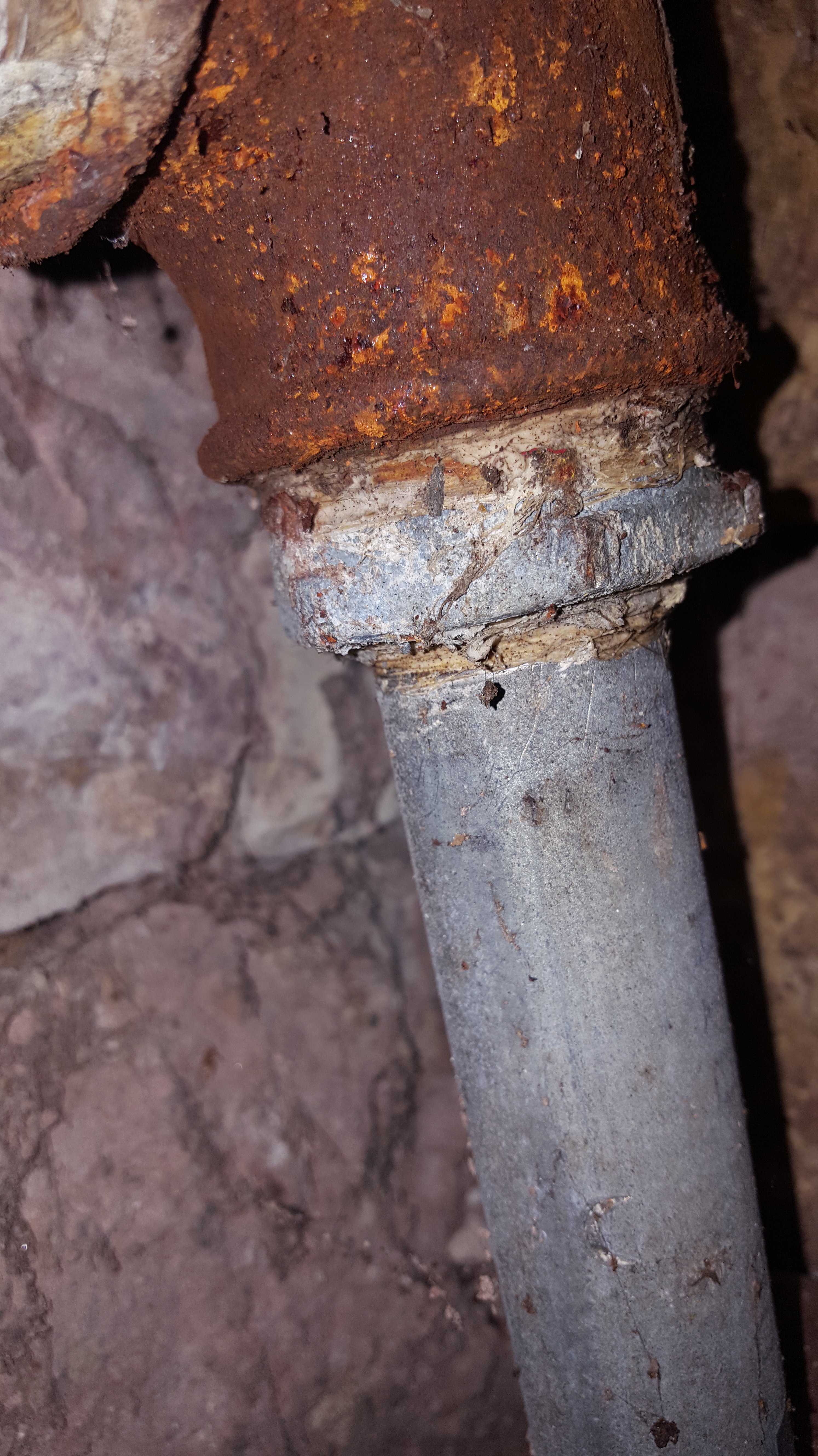 gasleitung-rost-keller-handeln-310294-2.jpg