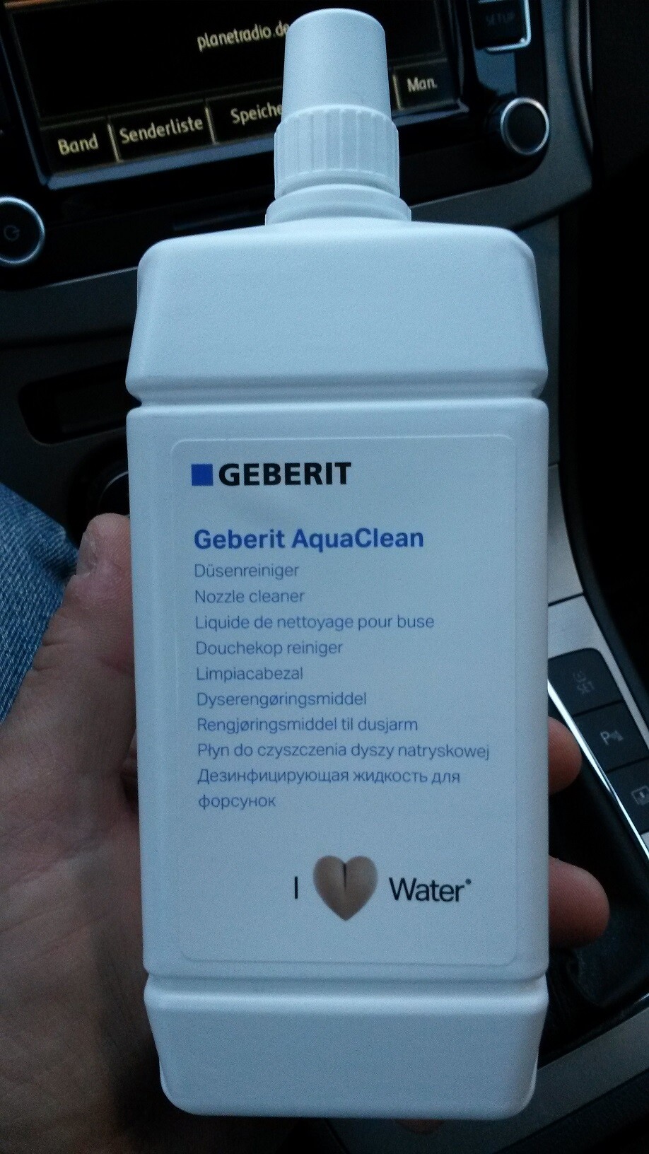Geberit AquaClean Düsenreiniger Flasche im Auto-Innenraum, Nahaufnahme