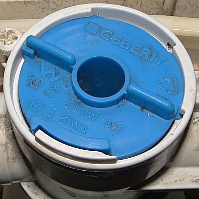 Blaue Geberit Abdeckkappe auf Sanitärrohr als Installationsdeckel aus Kunststoff