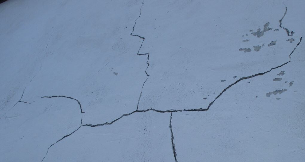 gebrochene-bodenplatte-mit-rissen.jpg