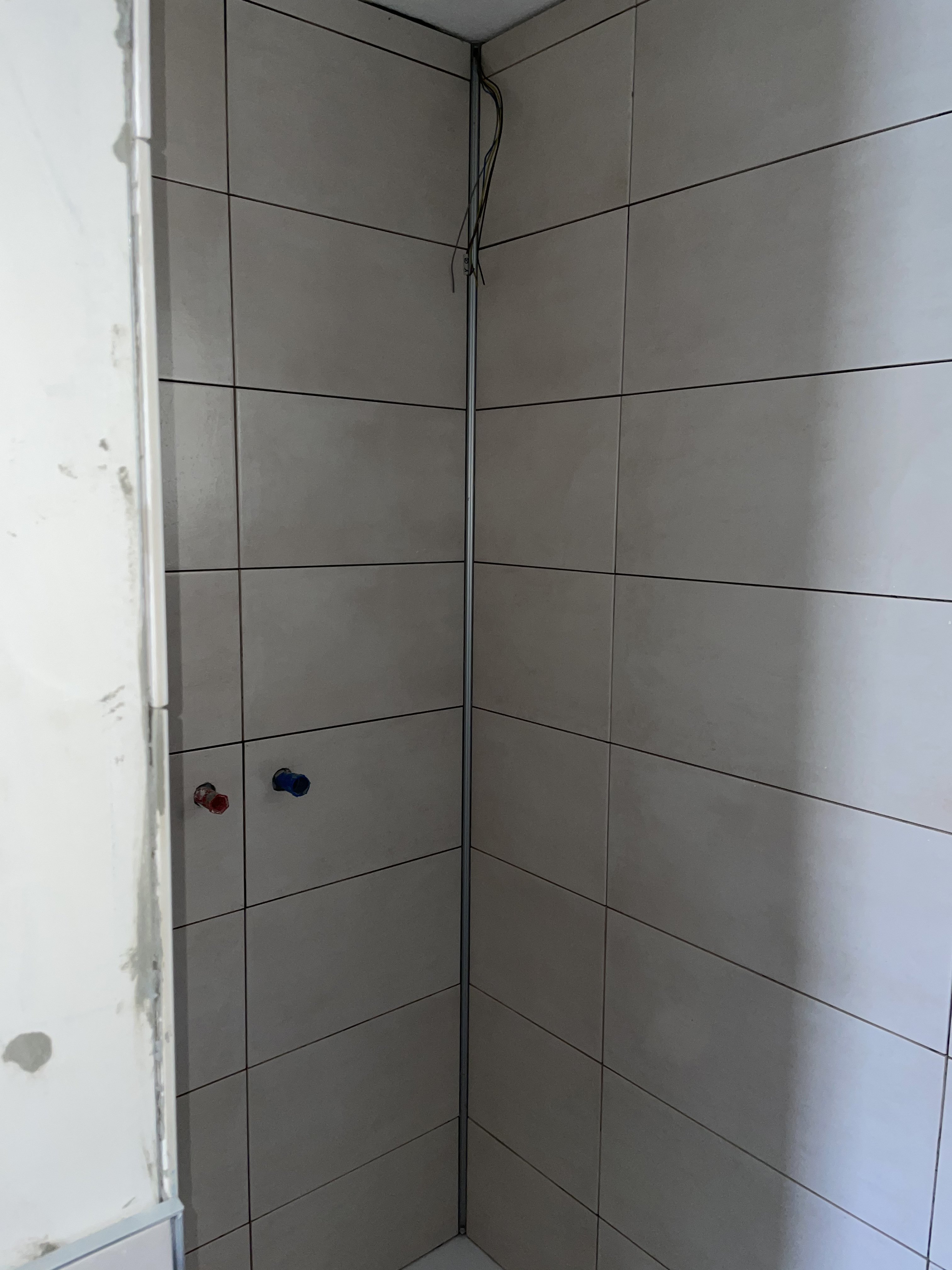 geflieste-seitenwand-im-bad-ungluecklich-geloest-473832-1.jpeg