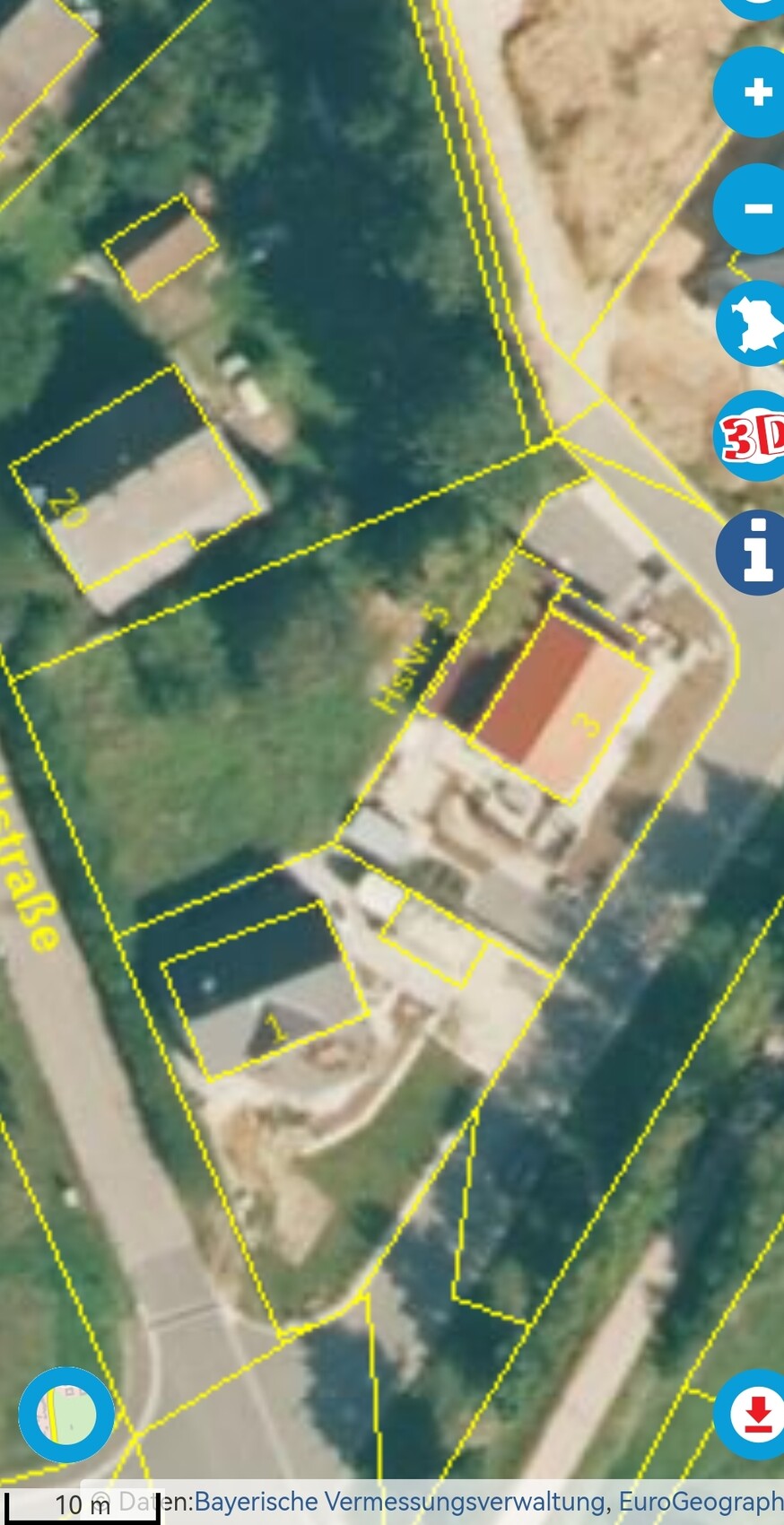 Satellitenbild eines Wohngebiets mit gelben Parzellenlinien, Gebäuden, Straßen und Bäumen.